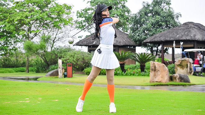 Thuý Hằng bị chấn thương nhưng vẫn giành Cúp tại giải Golf