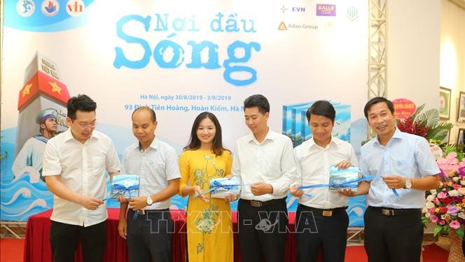 74 năm Quốc khánh: Ra mắt sách và khai mạc triển lãm ảnh 'Nơi đầu sóng'