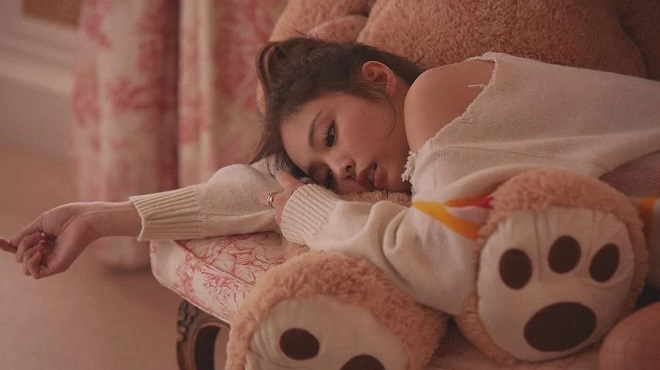 Jennie BLACKPINK ‘đẹp hớp hồn’ trong loạt ảnh hậu trường của MV ‘Solo’