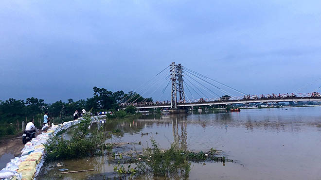 Ứng phó với ngập lụt ở Chương Mỹ, Quốc Oai: Mực nước sông Tích, sông Bùi cao nhất từ trước đến nay, có thể gây vỡ đê