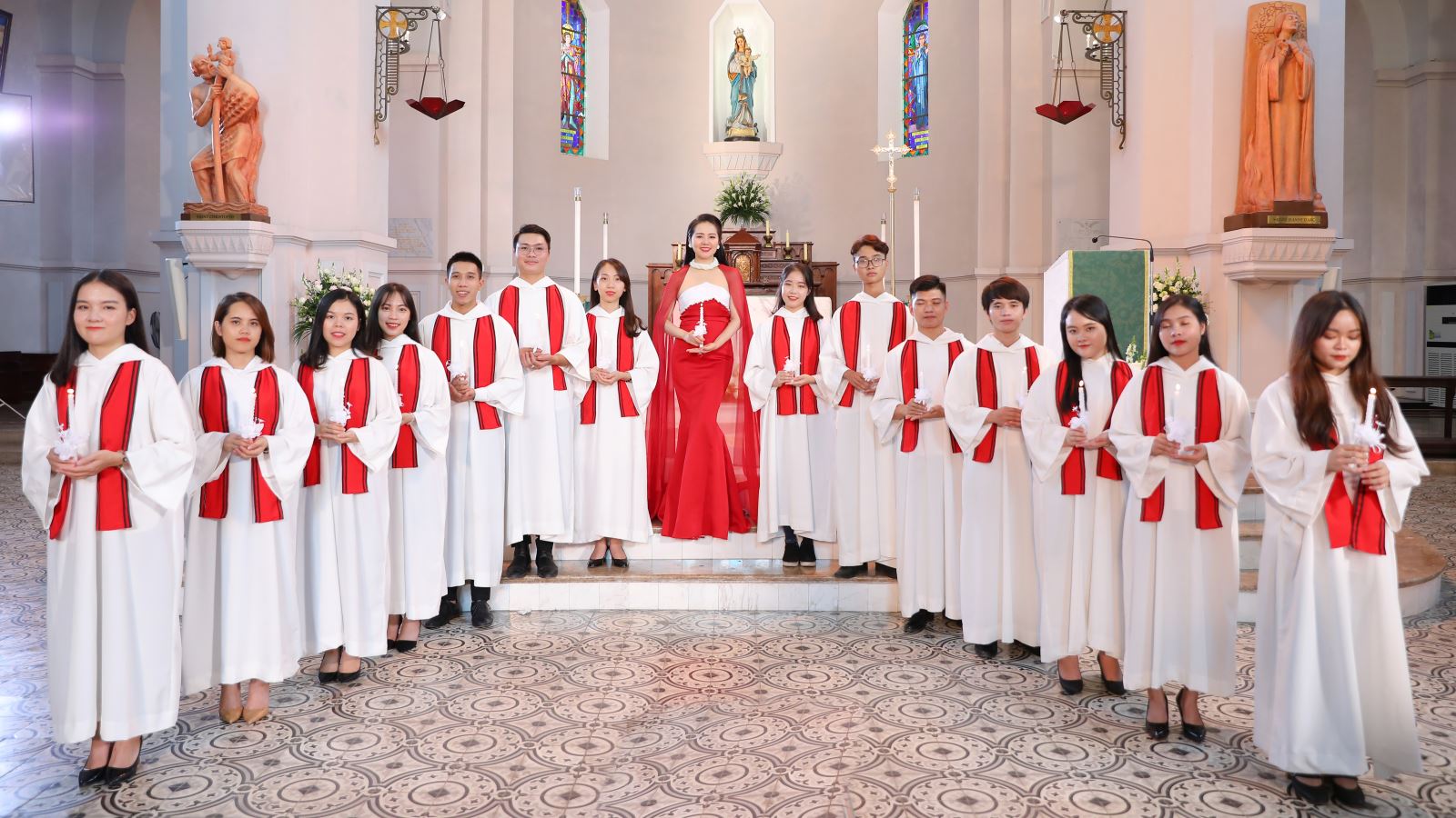 'Sao Mai' Phạm Thùy Dung 'đi ngược xu thế' bằng CD đầu tay và MV 'Ave Maria'