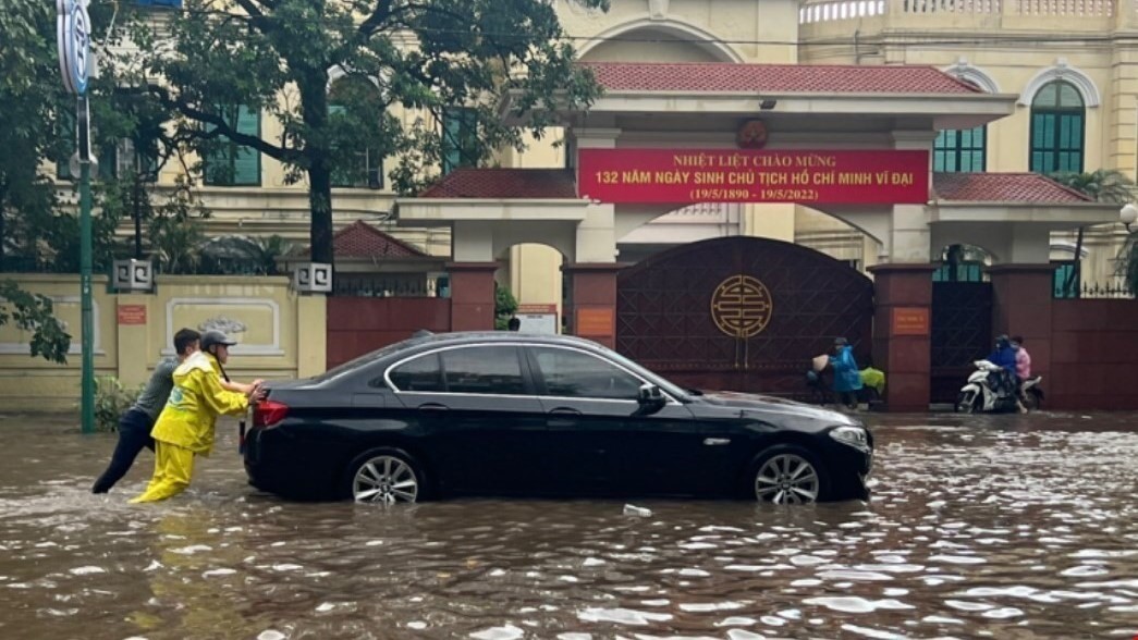 Hình ảnh ngập úng nhiều tuyến phố ở Thủ đô sau cơn mưa kéo dài