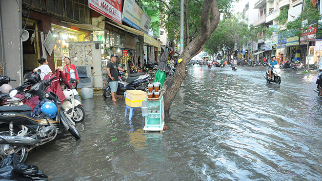 Triều cường vượt mức báo động III tại Thành phố Hồ Chí Minh