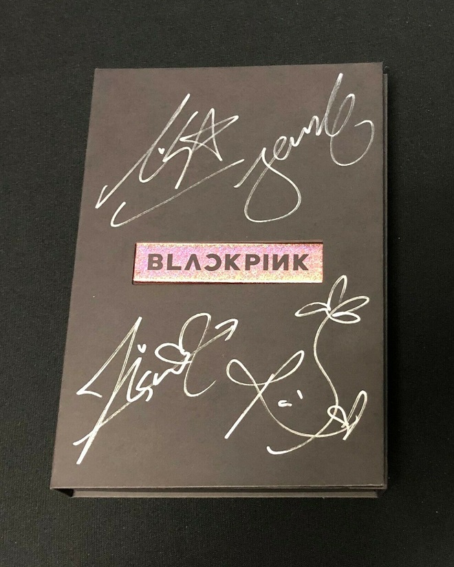 Blackpink đồ lưu niệm đem lại một phong cách thời trang độc đáo và nổi bật, hứa hẹn sẽ làm hài lòng những fan hâm mộ yêu thích nhóm nhạc này.