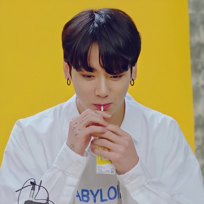 BTS, Jungkook, Jungkook BTS, BTS 2020, jungkook sữa chuối, sữa chuối của Jungkook, BTS hài hước, bts gif, jungkook gif