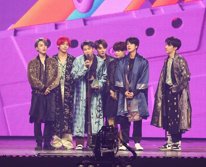 BTS, Jin, Suga, BTS 2020, BTS mặc Hanbok, BTS tin tức, BTS mặc hanbok cách tân, BTS MV, BTS biểu diễn, BTS video, BTS MV, AgustD, BTS IDOL, BTS ảnh sân bay, BTS MMA 2018