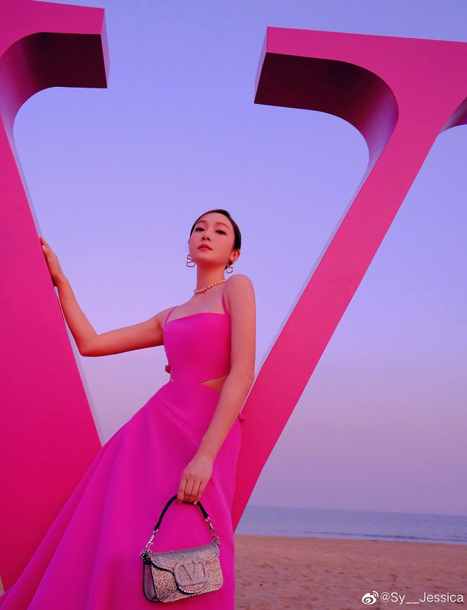 Jessica Jung, snsd, jessica snsd, tỷ tỷ đạp gió rẽ sóng, jessica cựu thành viên, jessica jung valentino, jessica jung fashion, jessica jung hẹn hò, bạn trai jessica jung