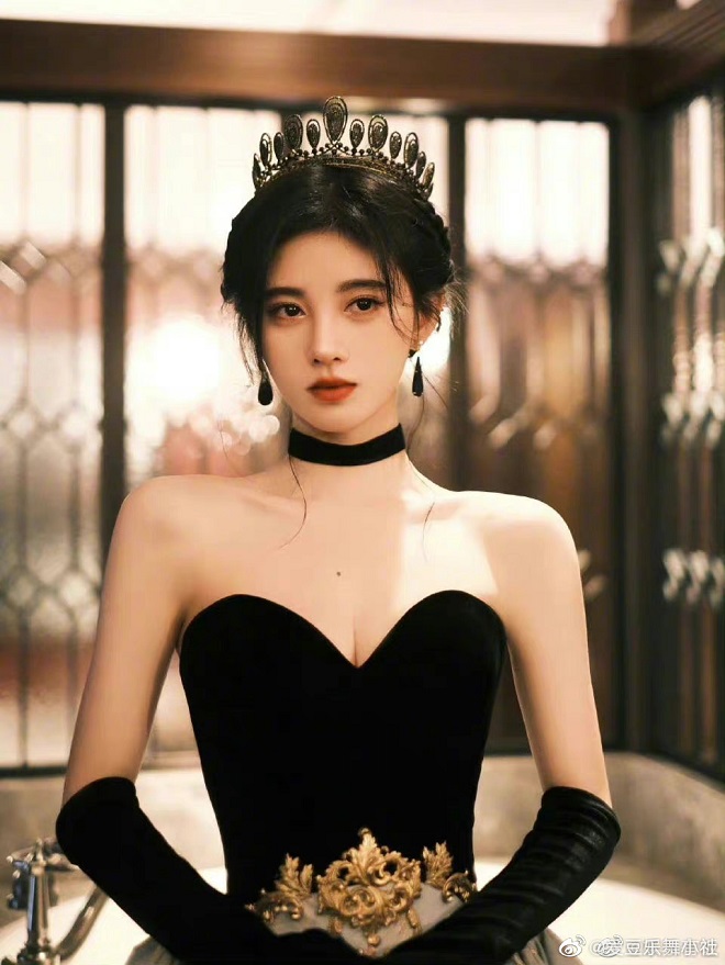 Địch Lệ Nhiệt Ba, Triệu Lệ Dĩnh, Dương Tử, Cúc Tịnh Y, Triệu Lộ Tư, Đường Yên, Ngu Thư Hân, Lưu Diệc Phi, Quan Hiểu Đồng, Cảnh Điềm, nữ thần cbiz, cbiz