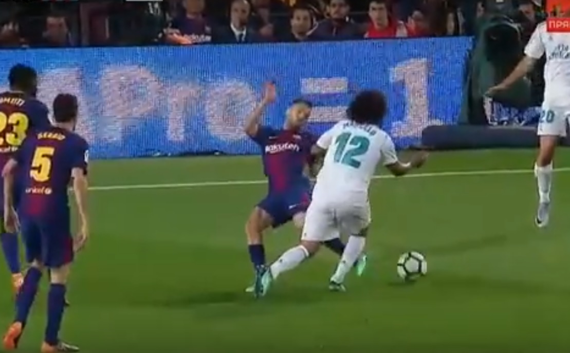 QUAY CHẬM: Alba đá thẳng vào chân trụ Marcelo, vẫn không có phạt đền cho Real Madrid