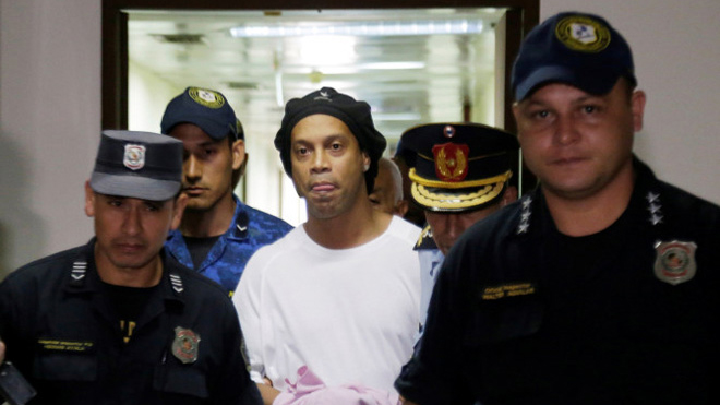 Ronaldinho ra tù sau 32 ngày bị giam giữ tại Paraguay