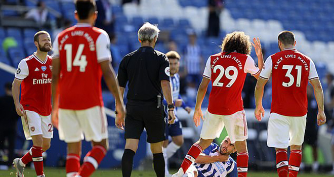 Ket qua bong da, Arsenal vs Brighton, Thủ môn Arsenal chấn thương kinh hoàng, Bernd Leno, Bernd Leno chấn thương, Leno nghỉ hết mùa, Guendouzi bóp cổ Maupay, bong da