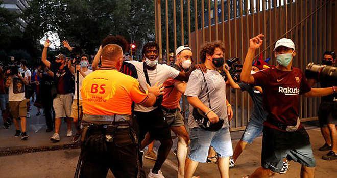 Messi, Messi đòi rời Barcelona, CĐV Barcelona nổi giận, CĐV đòi Bartomeu từ chức, CĐV Barca biểu tình, CĐV Barca, CĐV Barcelona, Barcelona khủng hoảng,  chủ tịch Bartomeu