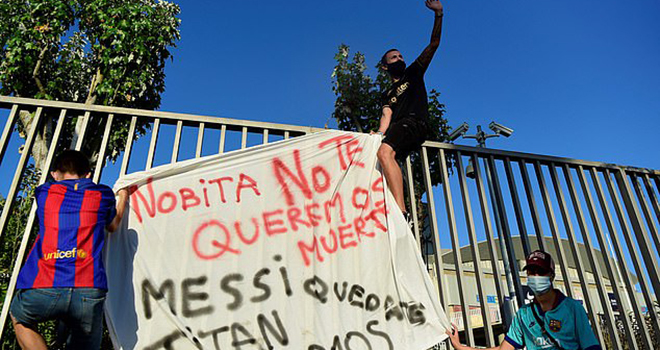 Messi, Messi đòi rời Barcelona, CĐV Barcelona nổi giận, CĐV đòi Bartomeu từ chức, CĐV Barca biểu tình, CĐV Barca, CĐV Barcelona, Barcelona khủng hoảng,  chủ tịch Bartomeu