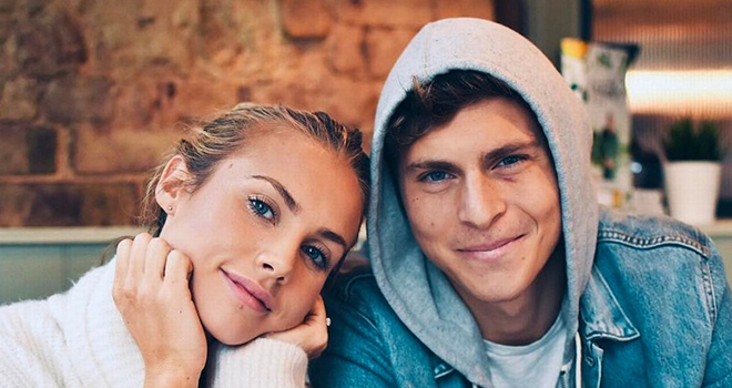 Bong da, Tin tức bóng đá, WAGs, Beckham, Victoria, Shakira, Pique, De Gea, vợ và bạn gái cầu thủ, bóng đá Anh, bóng đá Tây Ban Nha, người mẫu, ca sĩ, diễn viên, MU, Barca
