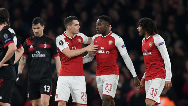 Welbeck ăn vạ lộ liễu, fan Milan tức giận, Wenger cố tình 'nói lảng'