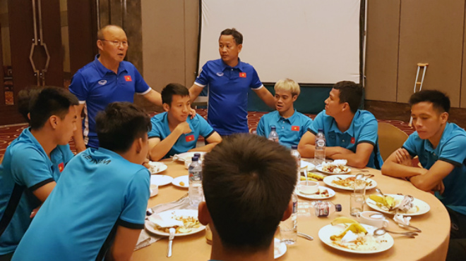 Tiền vệ U23 Việt Nam khiến đồng đội ngấn lệ vì chia ly
