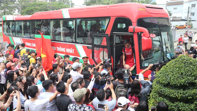 CĐV ‘bao vây’ U23 Việt Nam, U23 Lào thua đậm trận ra quân ASIAD