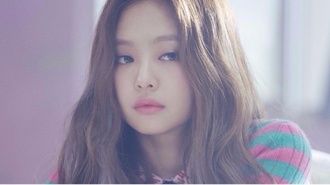 Fan tức điên khi Jennie Black Pink bị gây hấn ở sân bay dù chân còn đang phải băng bó