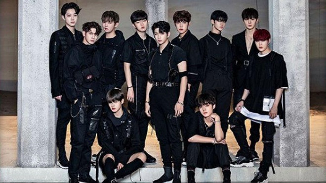 Fan cuồng Wanna One làm rối tung sân bay khi nhóm sắp tan rã