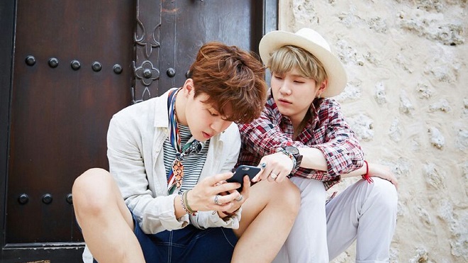 Suga BTS tán tỉnh ra trò, khiến người đàn ông phải bối rối