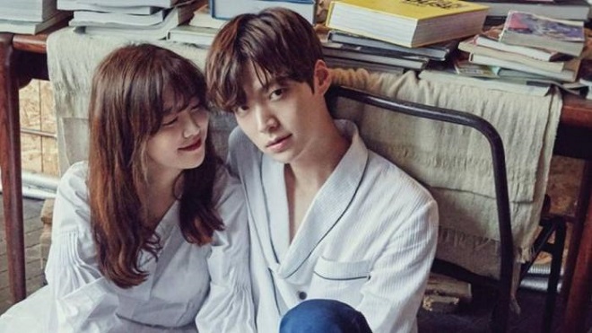 Chồng ‘nàng cỏ’ Goo Hye Sun hốt hoảng bỏ chạy sau nụ hôn đầu với vợ