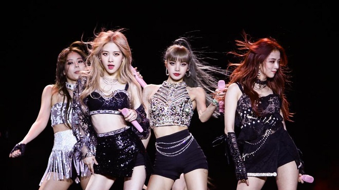 Blackpink đẹp tựa tranh vẽ bất chấp gió thổi bù đầu khi biểu diễn tại Nhật