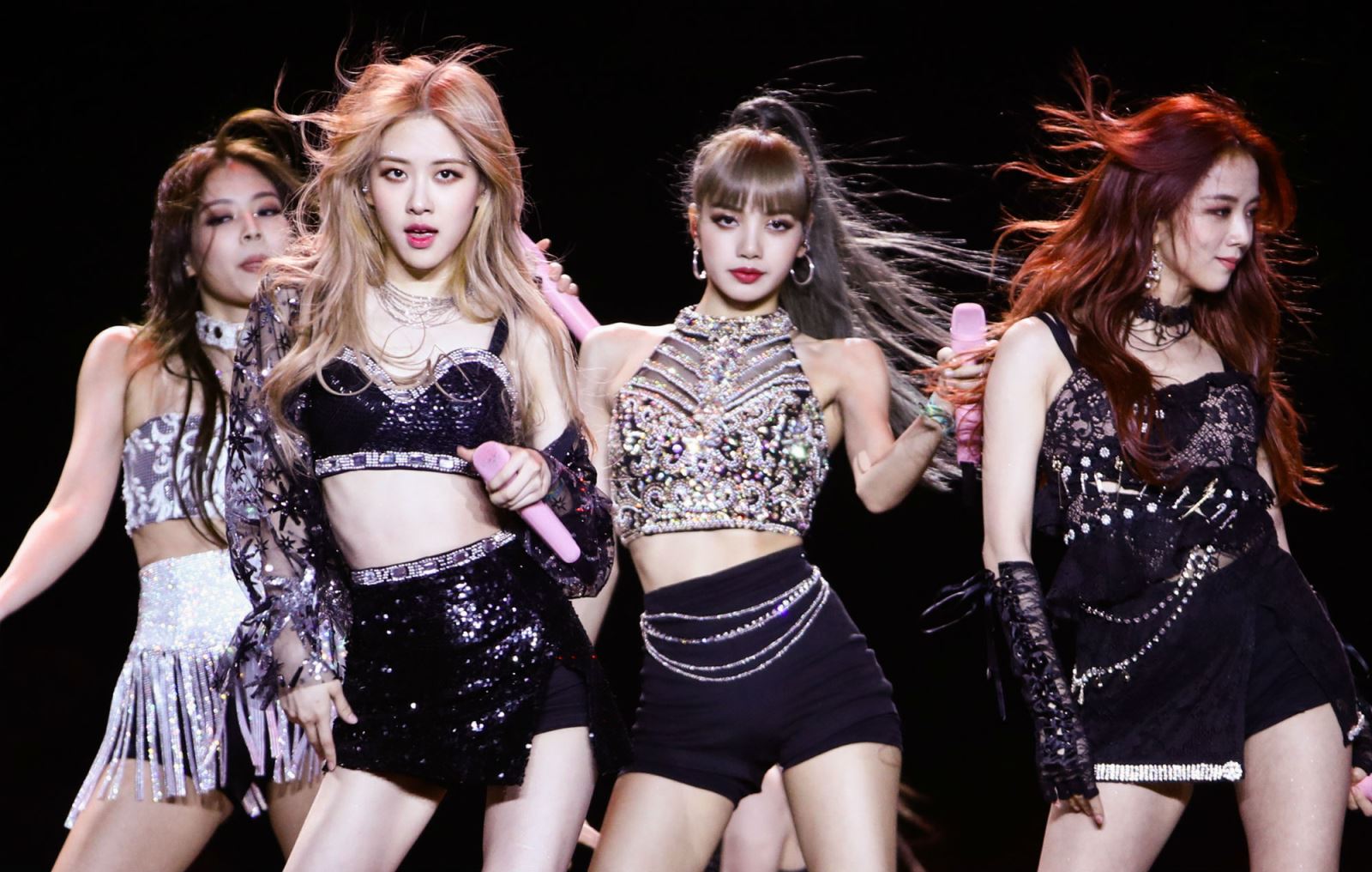 Blackpink, Fan tranh cãi về màn kết hợp giữa Blackpink với Lady Gaga, Chromatica, Blink 