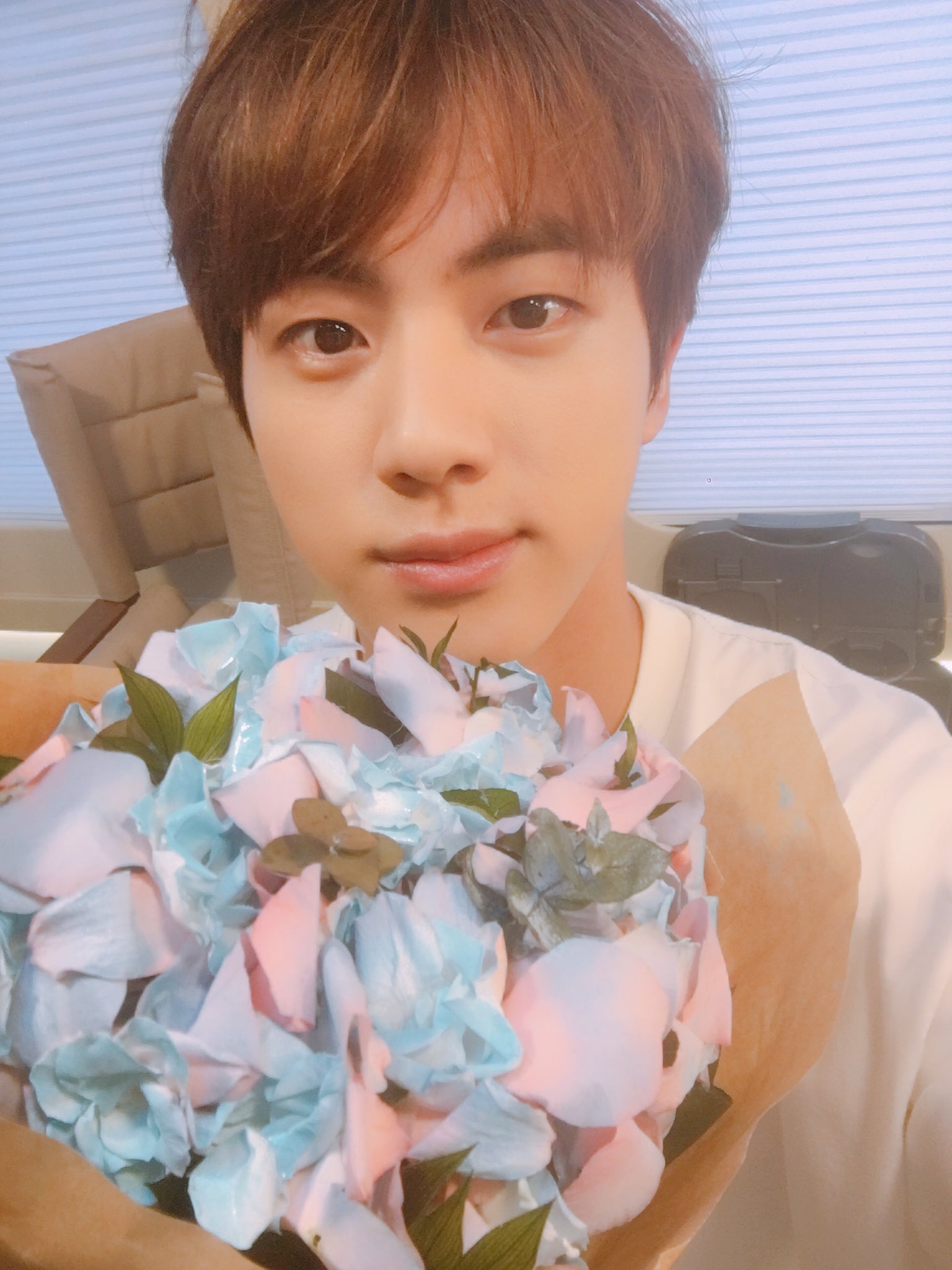 BTS, Mật mã BTS, Cập nhật bí ẩn về Jin BTS trên trang Smeraldo, Bí ẩn BTS, Bts V, BTS đưa thông điệp bí ẩn, BTS tin tức, BTS tin tức mới, BTS RM, BTS Suga, BTS Jin