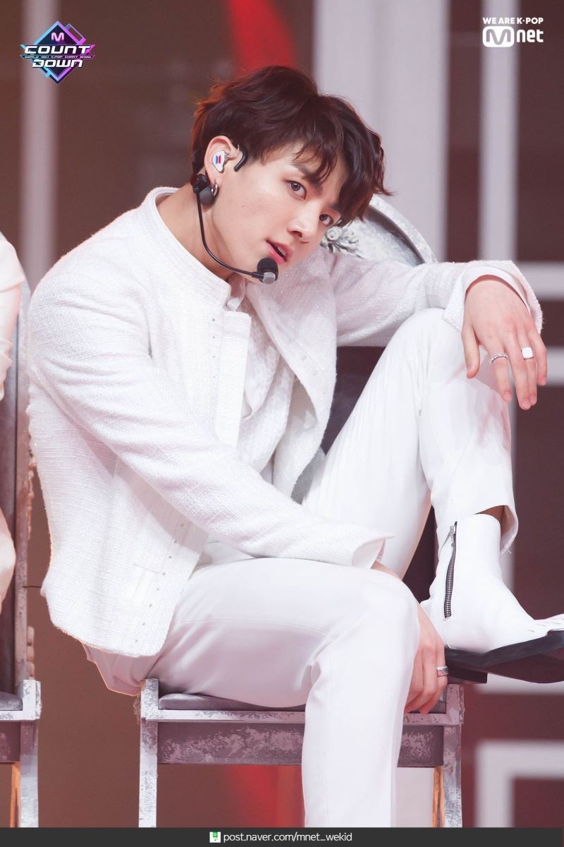 Jungkook BTS, Jungkook BTS tiết lộ ý nghĩa về chiếc tai nghe, Tai nghe logo BTS, Memories of 2019 của BTS, Kpop, BTS, ARMY, Jungkook