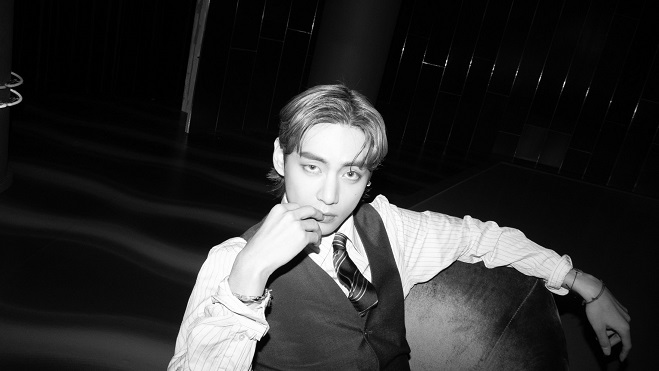 Kinh ngạc trước loạt ảnh chứng minh V BTS đẹp lên từng ngày