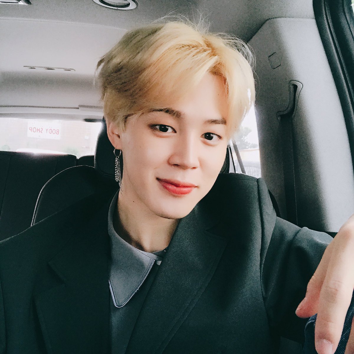 Jimin BTS, Jimin BTS nói về cơ thể mình, Jimin BTS bất ngờ về chính mình, Jimin luôn yêu bản thân mình, tính tự tôn của Jimin, MV Boy With Luv, Bangtan Bomb