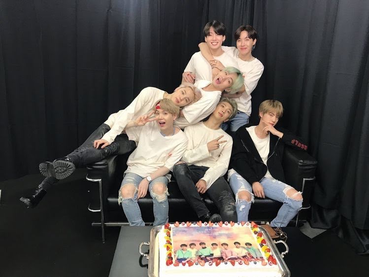 BTS, RM BTS, Hào quang của RM BTS, Vẻ đẹp của V sau khẩu trang, BTS ở sân bay, Jin, Jimin, Jungkook, J-Hope, RM, Suga, V, ARMY, Kpop