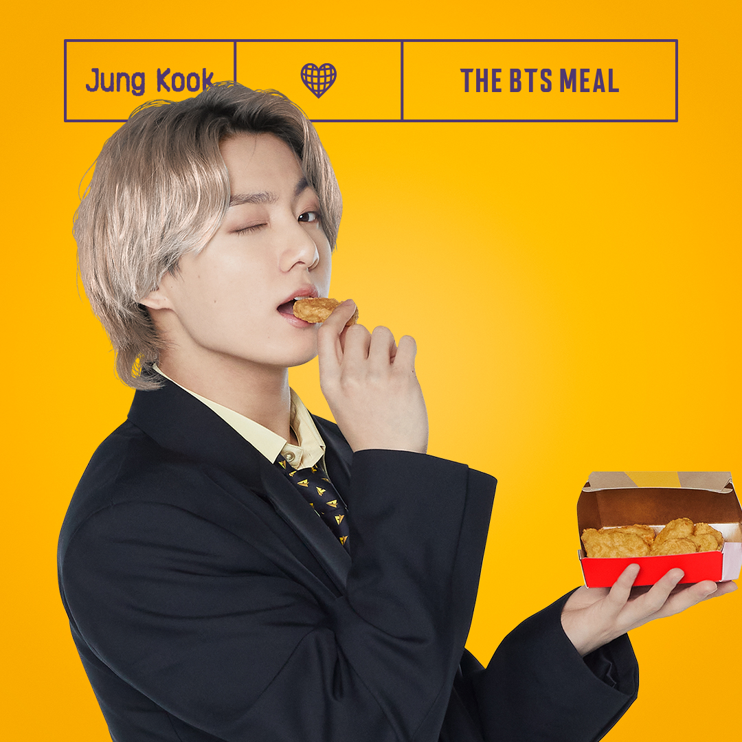 BTS, BTS Meal, tái chế BTS Meal, làm váy từ BTS meal, bà làm váy cho cháu từ BTS Meal, V, Jin, Jimin, Jungkook, RM, Suga, J-Hope