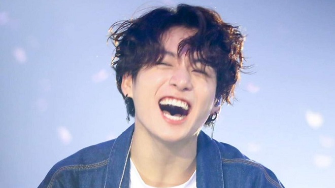 Hình ảnh Jungkook BTS và bố mẹ ngập tràn ‘phố’ Big Hit