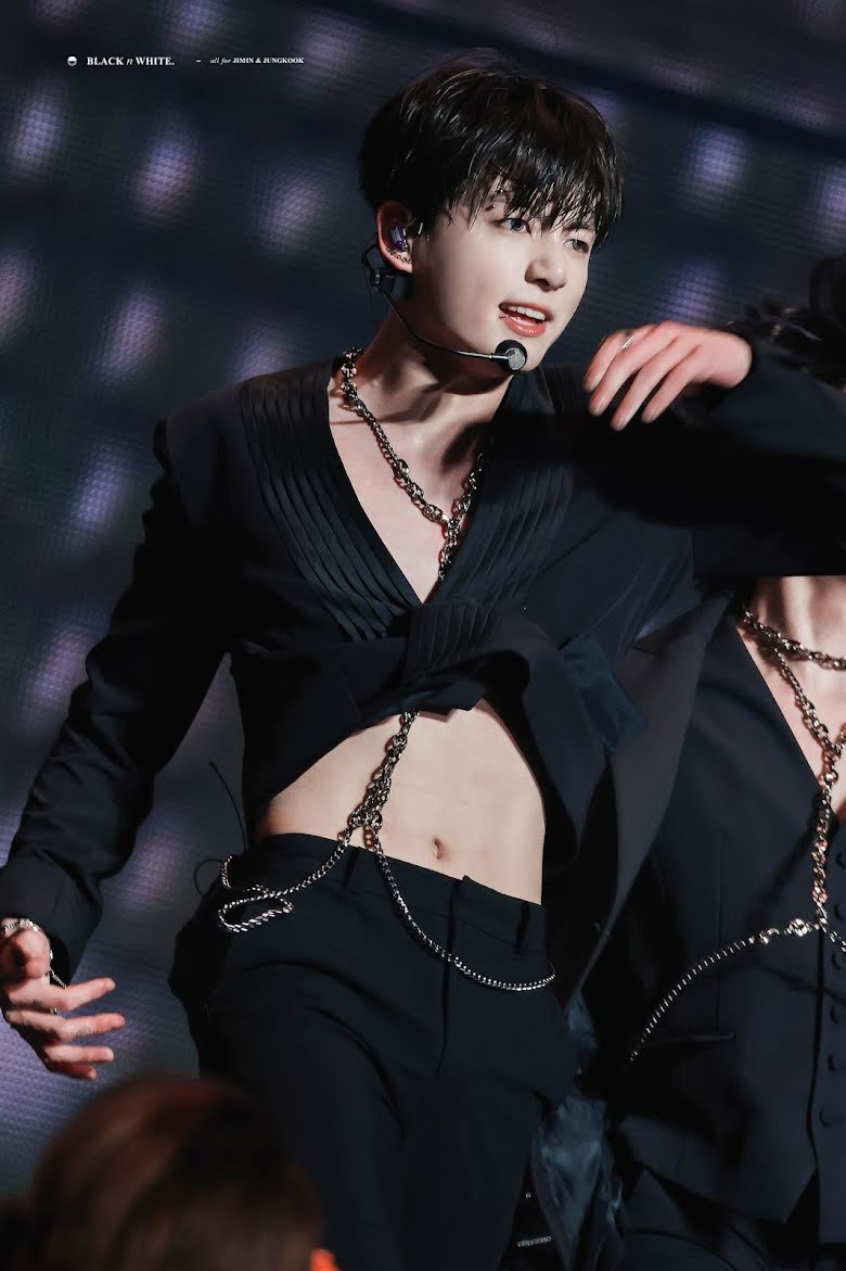 bts, jungkook, jungkook body, jungkook khoe eo thon, jungkook eo thon các chị em phải gờm, jungkook hot body, jungkook abs, jungkook cơ bắp, jungkook belly, jungkook sexy