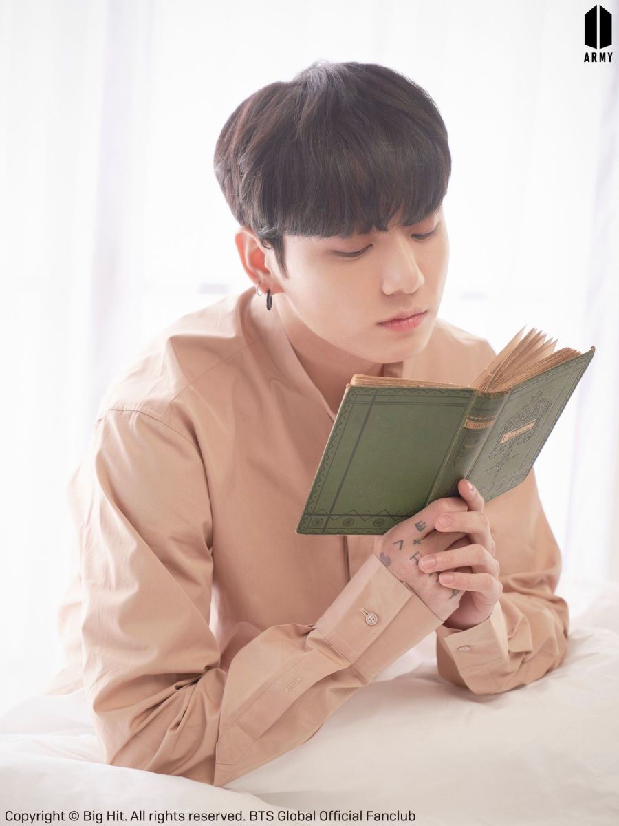 bts, jungkook, jungkook 2022, jungkook có thú vui mới, jungkook sở thích, jungkook book, jungkook reading, jungkook đọc sách, jungkook handsome, jungkook cute