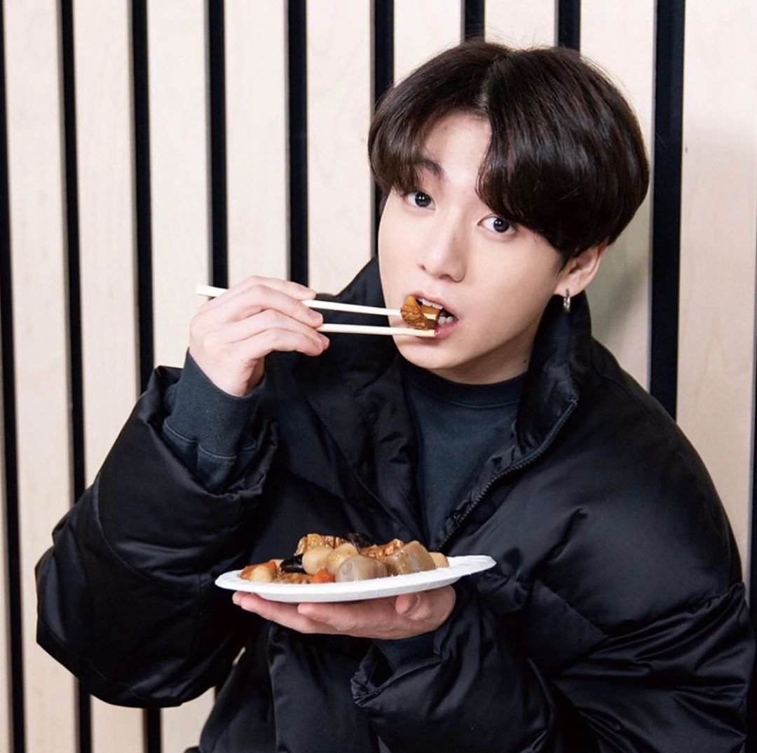 BTS, Jungkook, dakgalbi, jungkook vua sns, chỉ vài phút jungkook biến gà xào, sức mạnh của jungkook, ảnh hưởng của jungkook, jimin, v bts, jungkook cute, jungkook sexy