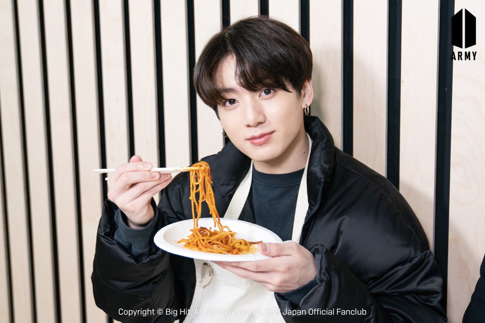 BTS, Jungkook, dakgalbi, jungkook vua sns, chỉ vài phút jungkook biến gà xào, sức mạnh của jungkook, ảnh hưởng của jungkook, jimin, v bts, jungkook cute, jungkook sexy