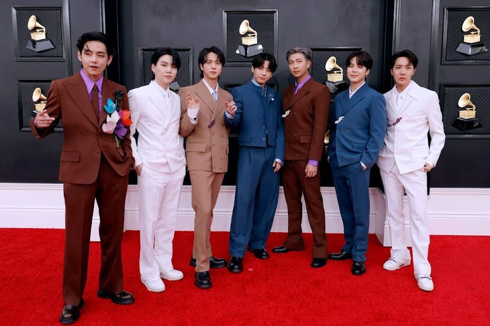 BTS, Grammy, BTS Grammy 2022, Trevor Noah, MC Grammy đảo lộn khi gặp BTS, Jungkook, Jimin, V BTS, RM, Suga, J-Hope, Jin, BTS real life, BTS ở ngoài đời, Jungkook cute