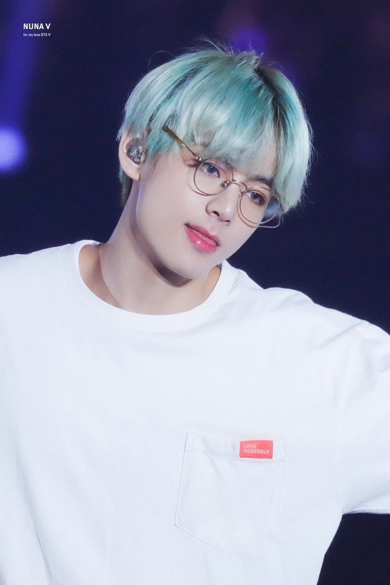 BTS, V BTS, BTS Style, V BTS style, V BTS glasses, V BTS đeo kính, V BTS cute, V BTS handsome, V BTS sexy, V BTS outfit, Jungkook, Jimin, Jin, RM, Suga, J-Hope