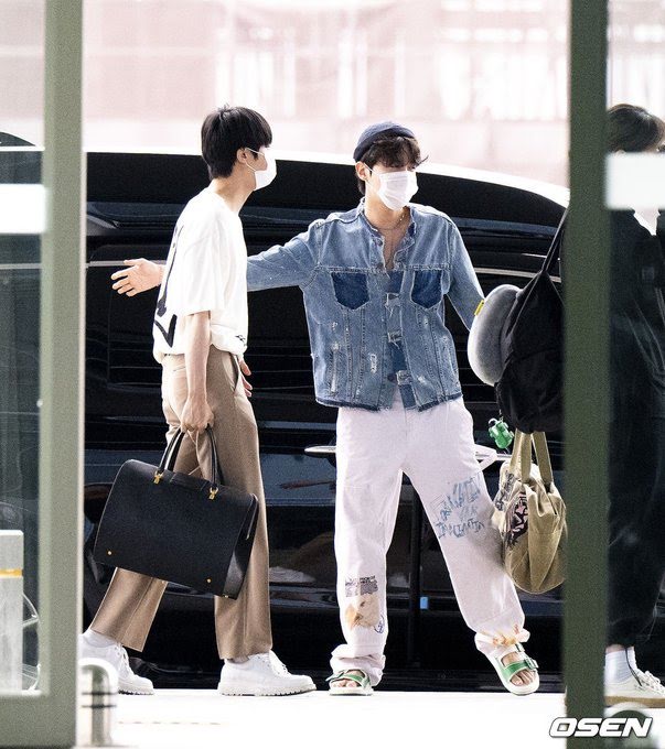 BTS, Jin, J-Hope, 2seok, Jin oẳn tù tì J-Hope, 2seok cute, BTS airport, BTS America, Jin tay đau, J-Hope quan tâm Jin, Jin cute, Jungkook, RM, Suga, V, Jimin, BTS Funny