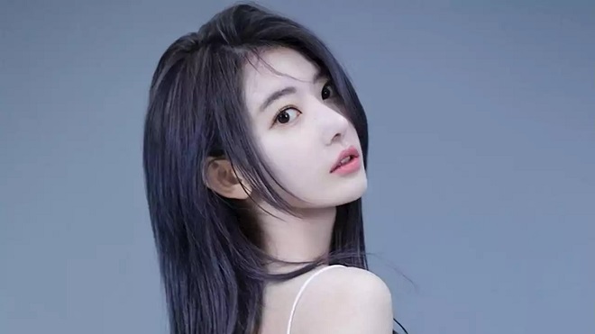 Rơi nước mắt thành viên Le Sserafim gặp 2 fan đặc biệt khi ra mắt