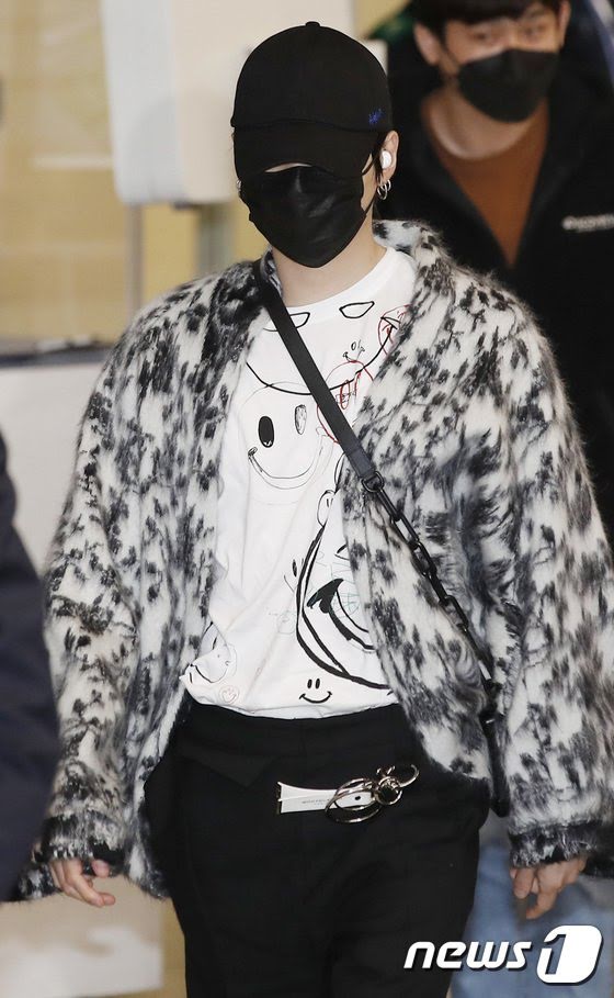 BTS, Suga, thời trang sân bay Suga tiến hóa, Suga fashion, Suga Style, BTS Style, Suga airport outfit, Suga outfit, Suga savage, Suga cute, Suga meme, Kpop style