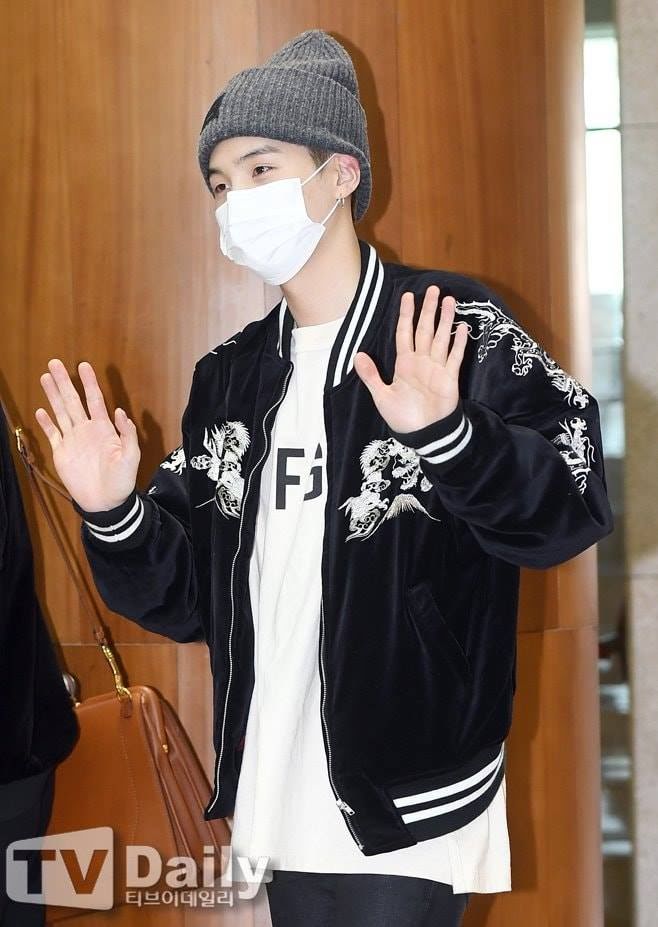 BTS, Suga, thời trang sân bay Suga tiến hóa, Suga fashion, Suga Style, BTS Style, Suga airport outfit, Suga outfit, Suga savage, Suga cute, Suga meme, Kpop style