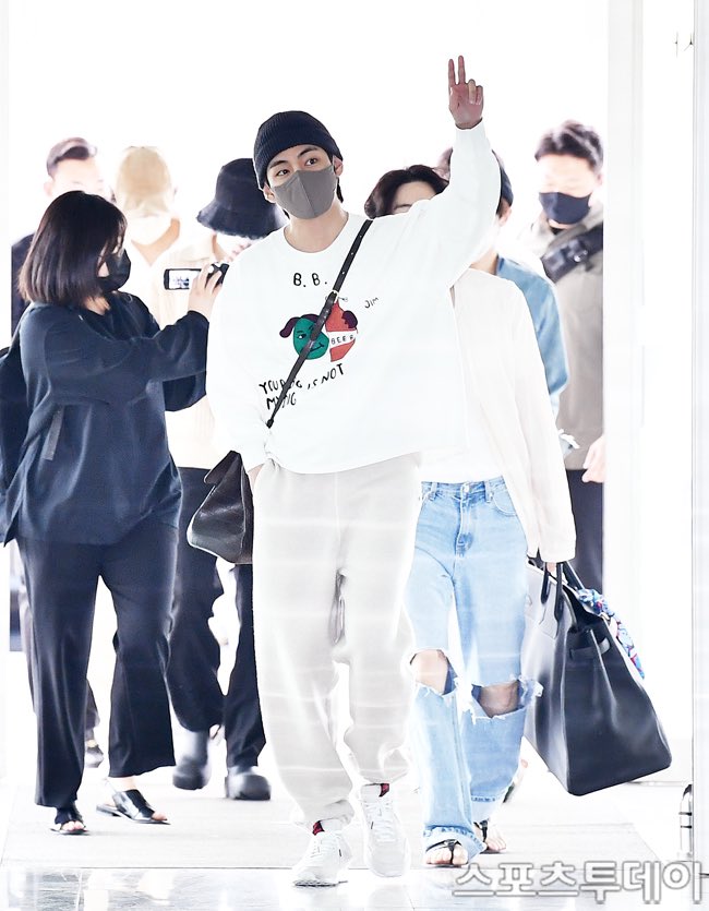 BTS, V BTS, Jennie, Blackpink, G-Dragon, BigBang, V BTS đeo hoa tai Jennie, V BTS Jennie đồ đôi, V BTS Jennie, V BTS 2022, V BTS airport, V BTS handsome, V BTS earrings