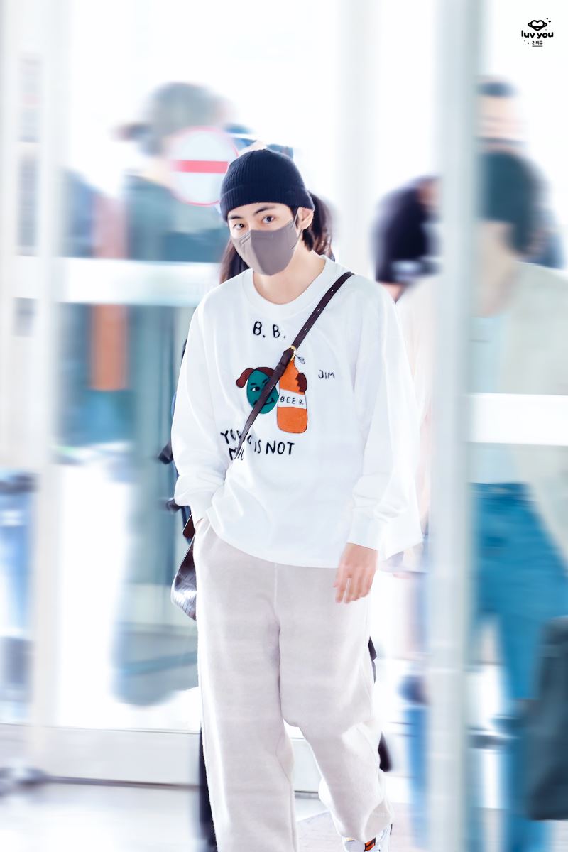 BTS, V BTS, Jennie, Blackpink, G-Dragon, BigBang, V BTS đeo hoa tai Jennie, V BTS Jennie đồ đôi, V BTS Jennie, V BTS 2022, V BTS airport, V BTS handsome, V BTS earrings