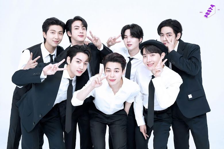 BTS, BTS tái hiện ảnh cũ, BTS mặc lại đồ cũ, BTS 2022, FESTA 2022, BTS photo Festa 2022, BTS recreat photo, Jin, Jimin, J-Hope, Jungkook, RM, Suga, V