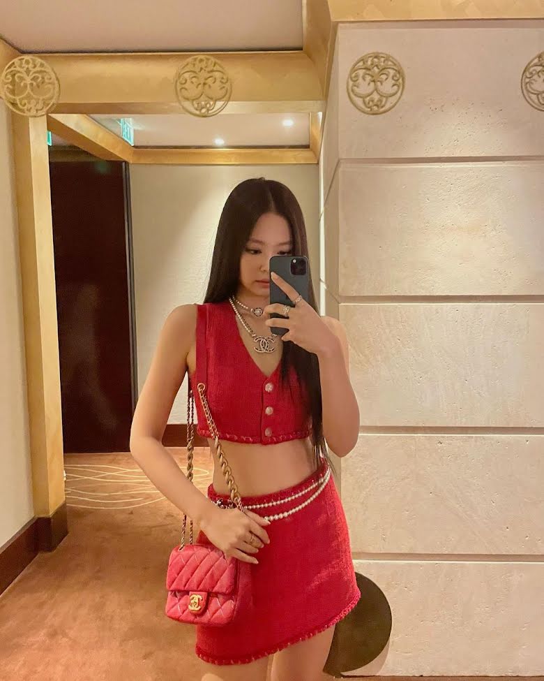 Blackpink, Jennie, Blackpink Le Sserafim mặc trùng đồ, Le Sserafim, Chaewon, Jennie Chaewon, Jennie outfit, Jennie Chanel, Kpop Style, Blackpink Style, Jennie Style