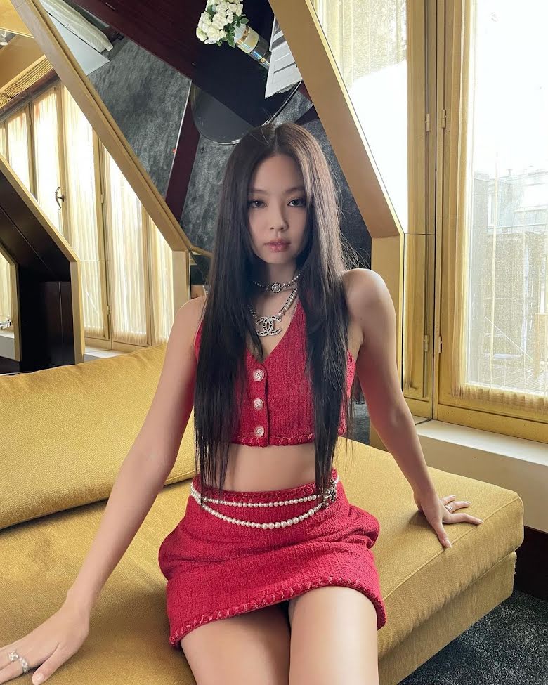 Blackpink, Jennie, Blackpink Le Sserafim mặc trùng đồ, Le Sserafim, Chaewon, Jennie Chaewon, Jennie outfit, Jennie Chanel, Kpop Style, Blackpink Style, Jennie Style
