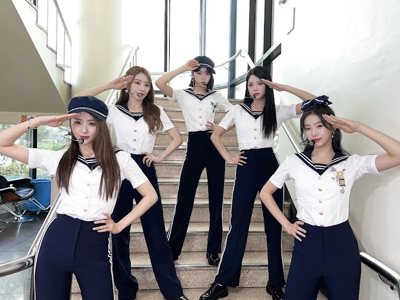 Blackpink, Jennie, Blackpink Le Sserafim mặc trùng đồ, Le Sserafim, Chaewon, Jennie Chaewon, Jennie outfit, Jennie Chanel, Kpop Style, Blackpink Style, Jennie Style